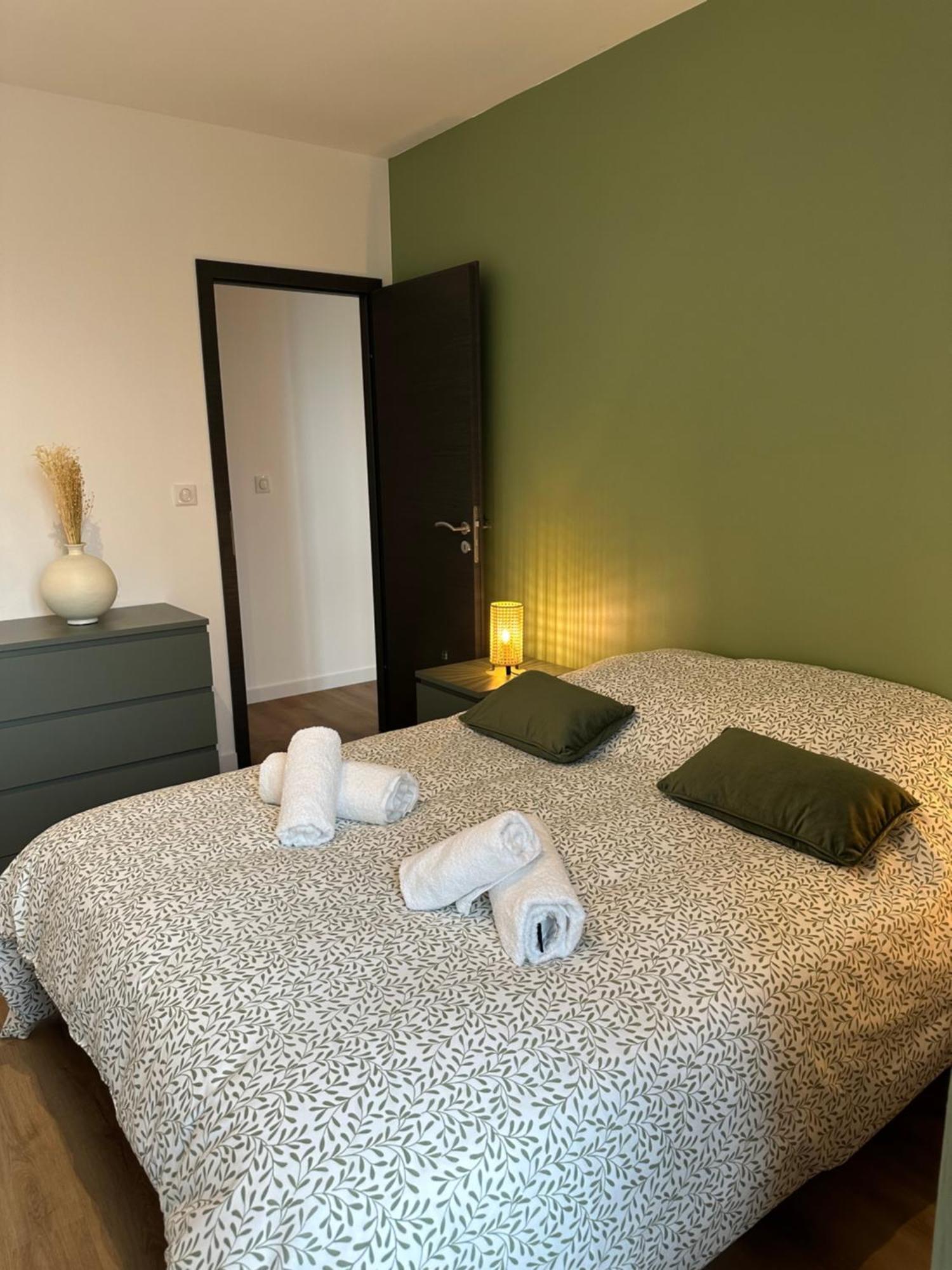 Appartement De La Gare เรเมียร์มอง ภายนอก รูปภาพ