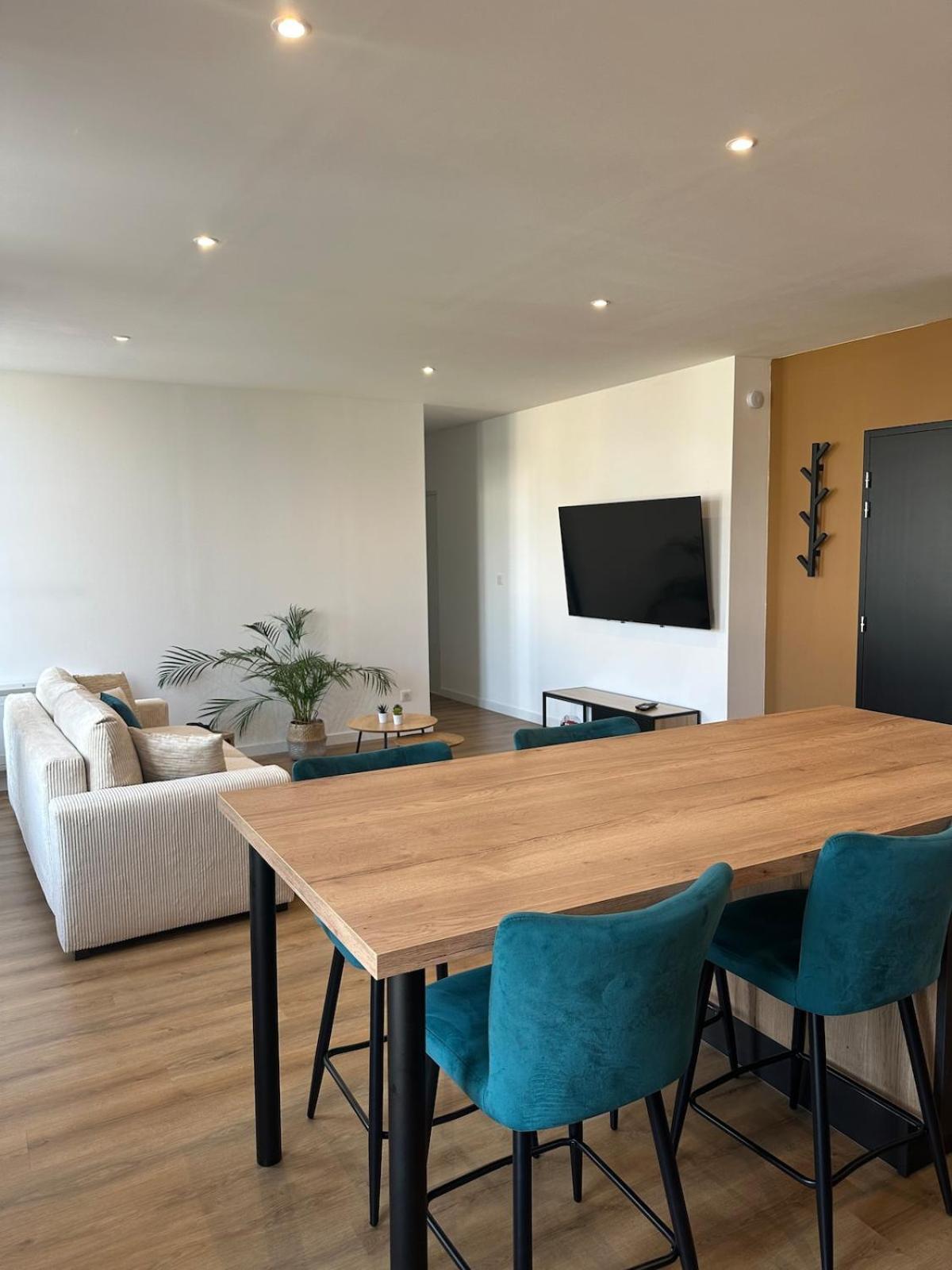 Appartement De La Gare เรเมียร์มอง ภายนอก รูปภาพ